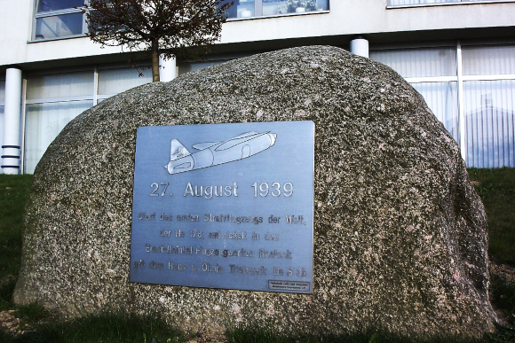 אבן דרך בתולדות התעופה. אנדרטה לטיסת הסילון הראשונה באתר שדה התעופה הניסיוני סמוך לרוסטוק | צילום: ויקיפדיה, Ch. Pagenkopf