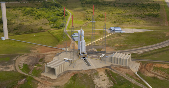 משימה ראשונה מסוגה לחקר צדק וירחיו. טיל אריאן 5 עם החללית Juice על כן השיגור בגיאנה הצרפתית | צילום: ESA