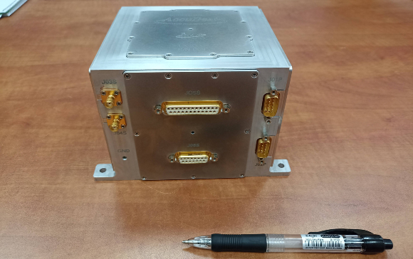 לייצר אות קבוע ויציב במיוחד, גם בסביבה העוינת של החלל. דגם בגודל מלא של ה-USO שנמצא ב-Juice | צילום: איתי נבו