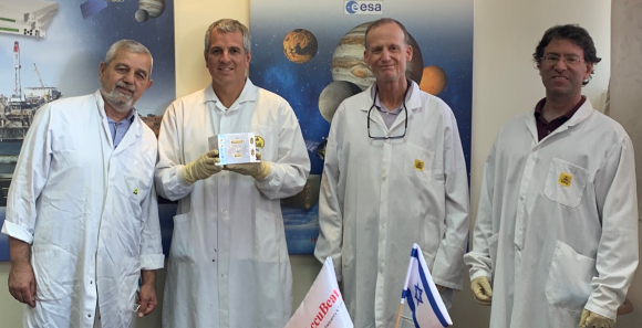 בטוחים שהמכשיר יעבוד. מימין: אלי גלנטי ממכון ויצמן למדע, רוני מן, יוחאי כספי עם דגם ה-USO ובני לוי | צילום: אקיוביט