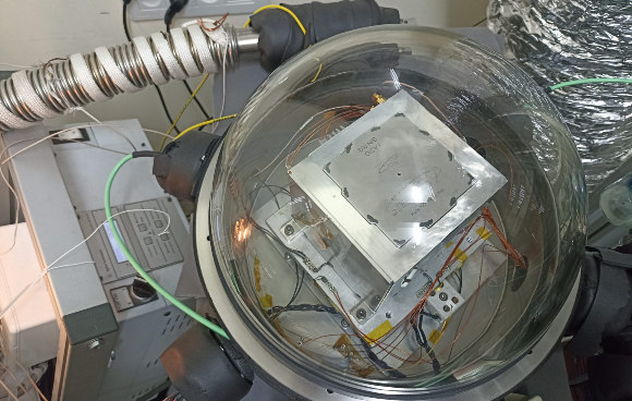 המכשיר המדויק מסוגו בעולם. העתק זהה ל-USO שנמצא ב-Juice בבדיקה במתקן ואקום של אקיוביט | צילום: איתי נבו