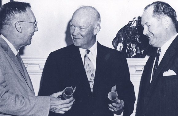 הנשיא אייזנהאואר (במרכז) ממנה את ראש נאס"א הראשון, קית' גלנן (מימין) ואת סגנו, יו דריידן | צילום: NASA