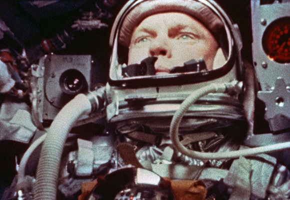 אסטרונאוט אמריקאי ראשון במסלול סביב כדור הארץ. ג'ון גלן במהלך טיסת Friendship-7 | צילום: NASA