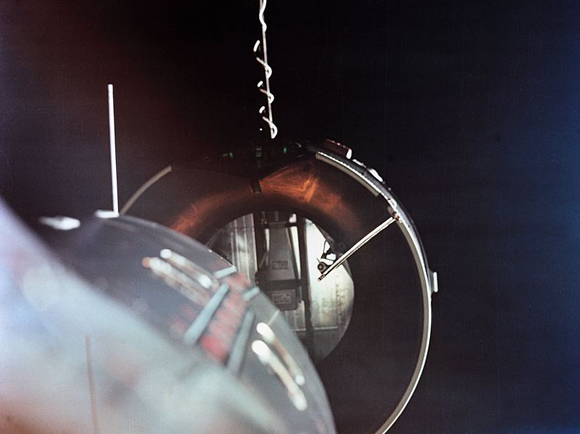 עוקפים את ברית המועצות. השניות שלפני העגינה המוצלחת כפי שצולמו מחללית ג'מיני 8 | צילום: NASA