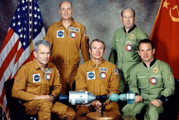 אפולו-סויוז. הקוסמונאוטים (מימין) לאונוב (עומד) וקובסוב עם האסטרונאוטים סטפורד (עומד) ברנד (במרכז) וסלייטון | צילום: NASA