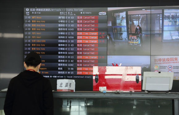 ביטול טיסות רבות בנמל תעופה בטייוואן | צילום: glen photo, Shutterstock