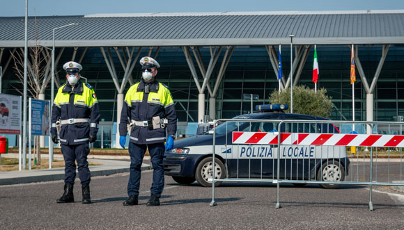 שוטרים מחוץ לבית חולים בעיר פדובה באיטליה | צילום: Nicolo&#39; Zangirolami, Shutterstock