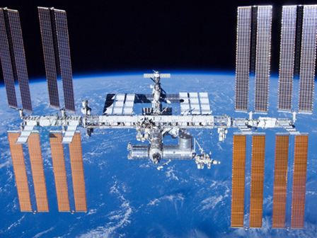 סכנה של פגיעת פסולת חלל קיימת, גם אם אינה מאוד גדולה. תחנת החלל הבינלאומית | צילום: נאס"א