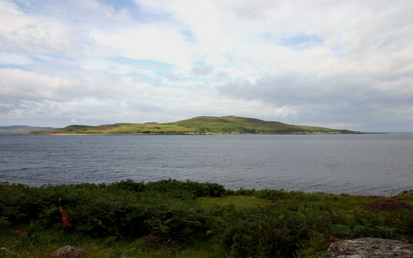 האי הסקוטי גרינארד, שהיה קטלני לכל הדורך על אדמתו במשך כמעט 50 שנה בגלל ניסוי בגחלת כנשק ביולוגי | צילום: Kevin Walsh, ויקיפדיה