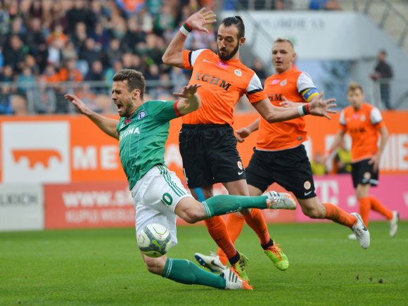 עבירה במשחק ליגה בפולין, 2014 | צילום: Dziurek, שאטרסטוק