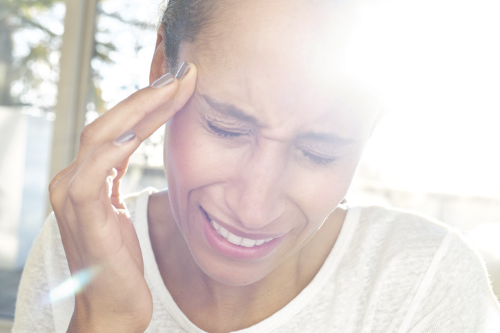 בין התסמינים: רגישות לאור וקשיי ראייה. אישה בהתקף מיגרנה | צילום: Science Photo Library