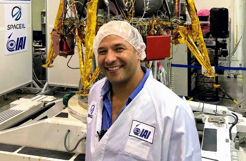 פרופ' עודד אהרונסון עם בראשית | צילום: SpaceIL