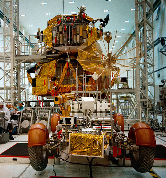 הרובר ורכב הנחיתה בשלבים האחרונים לקראת השיגור. צילום: NASA