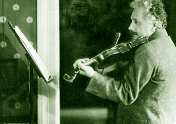 הנגינה סייעה לו לעיתים להתרכז ברעיונות הפיזיקליים. איינשטיין והכינור | מקור: Science Photo Library