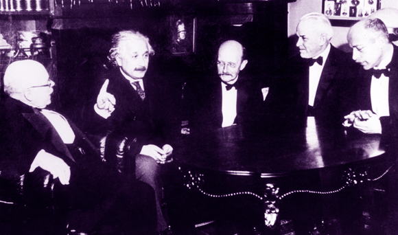 עניין רב בקרב פיזיקאים. משמאל: ולטר נרנסט, איינשטיין, מקס פלנק, רוברט מיליקן ומקס פון לאואה | מקור: Science Photo Library