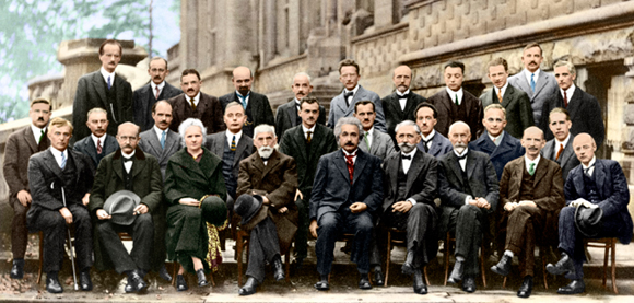 בשורה הראשונה של המדע. ועידת סולביי החמישית (1927). איינשטיין במרכז השורה הקדמית | מקור: Science Photo Library