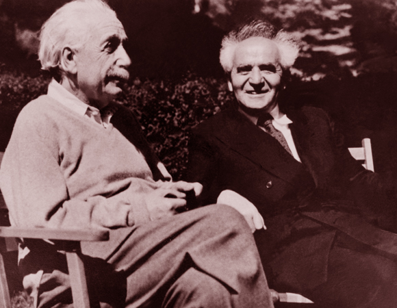 סירב להיות נשיא המדינה. איינשטיין בפרינסטון עם ראש הממשלה הראשון, דוד בן גוריון, 1951 מקור: Science Photo Library