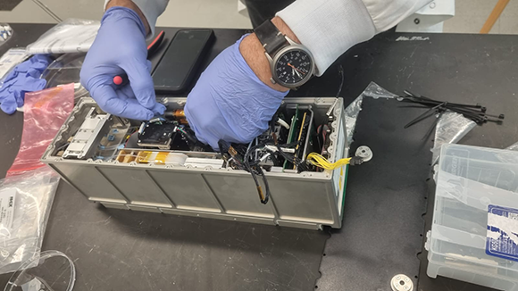 בית חרושת לתרופות שיכול לעבוד על מיליוני טיפות במקביל. מערכת הניסוי של ספייס פארמה בבדיקות האחרונות לפני המסירה לשיגור לחלל | צילום: ספייס פארמה