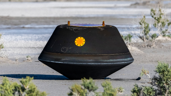 דגימות שמרמזות על עבר רטוב. קפסולת הדגימה מיד לאחר הנחיתה במדבריות יוטה בספטמבר 2023 | צילום: NASA/Keegan Barber