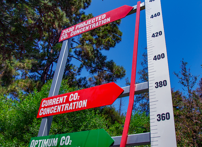 שינוי עצום ב-150 השנים האחרונות. מיצג הממחיש את העלייה בריכוזי הפחמן הדו-חמצני באטמוספרה | צילום: Shutterstock