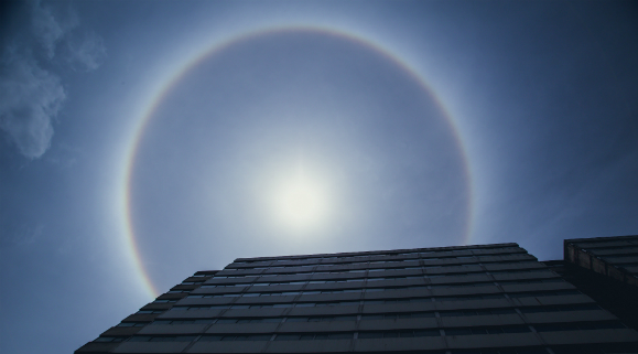 אפקט החממה. השכבה התחתונה של האטמוספרה מתחממת, בעוד השכבה שמעליה מתקררת | צילום: Shutterstock