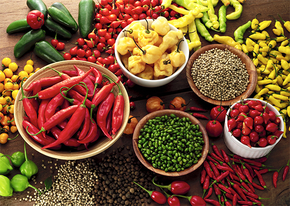 פלפלים שונים בקערות. צילום: dioimagens Shutterstock