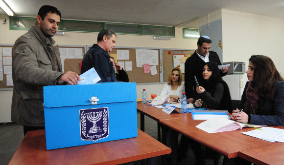 הצמדת הבחירות המקומיות לבחירות הכלליות מעלה את שיעורי ההצבעה. אזרח מצביע בבחירות לכנסת ב-2009 בקלפי באשקלון | צילום: ChameleonsEye, Shutterstock
