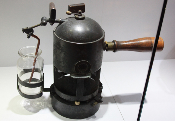 מתקן הריסוס המקורי ששימש אל ליסטר להתזת חומצה קרבולית, מוצג במויזאון בגלזגו | צילום: ויקיפדיה, Stephencdickson