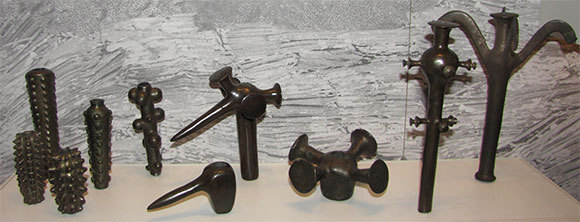 כלי נחושת שנמצאו במערות נחל משמר; מתוארכים לסביבות שנת 4,300 לפני הספירה | צילום: Ella Zayith, ויקיפדיה