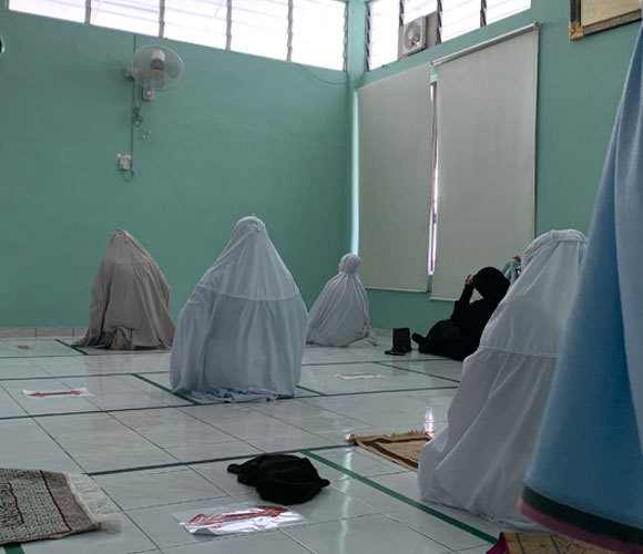 נשים מוסלמיות במלזיה שומרות על ריחוק פיזי בשעת תפילה | צילום: Azura Hanif, Shutterstock