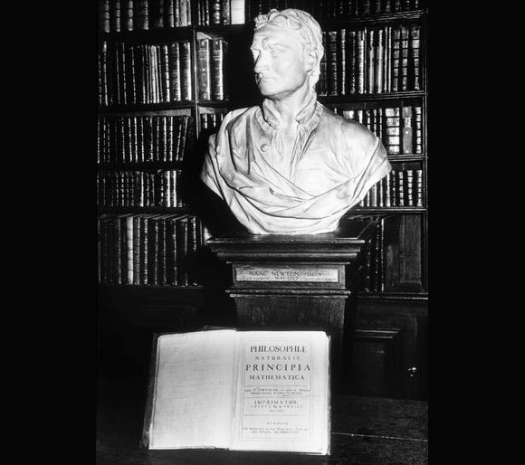 פסל בדמותו של ניוטון לצד העותק שלו של פרינקיפיה מתמטיקה, בספריית טריניטי קולג' בקיימברידג' | Simon Marsden, Science Photo Library