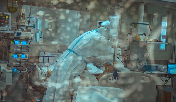 חולה קורונה בטיפול נמרץ | צילום: shutter_o, Shutterstock