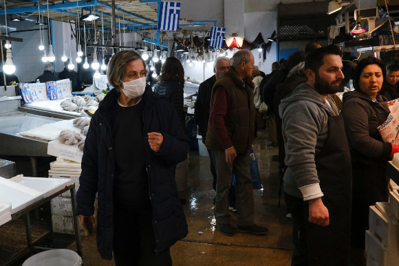 קניות בשוק באתונה בימי הקורונה | צילום: Alexandros Michailidis, Shutterstock