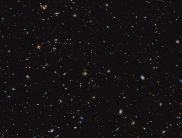 שדה גלקסיות עמוק שצילם הטלסקופ וב, עם צביעה הממחישה גם תצפיות בתת-אדום | צילום: ESA/Webb, NASA, ESA, CSA, B. Robertson (UC Santa Cruz), B. Johnson (Center for Astrophysics, Harvard & Smithsonian), S. Tacchella (University of Cambridge, M. Rieke (Univ. of Arizona), D. Eisenstein (Center for Astrophysics, Harvard & Smithsonian), A. Pagan (STScI)