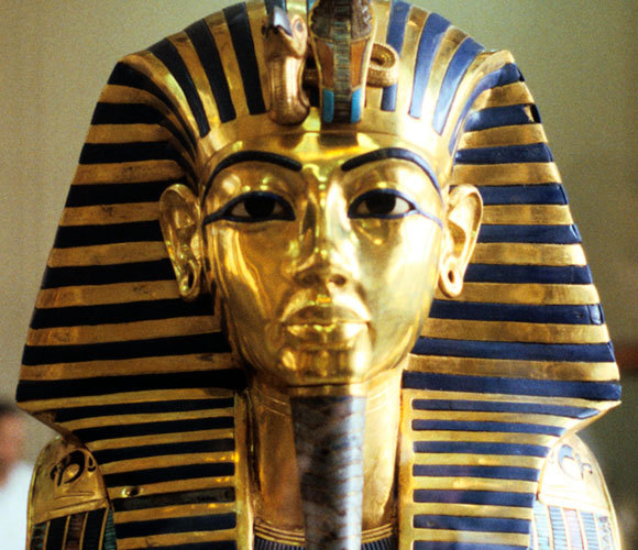 מסכה שנמצאה בקברו של הפרעה תות ענח' אמון, מציגה סנטר חלק מלבד זקן צר ומסוגנן | Ann Ronan Picture Library, Heritage Images, SPL