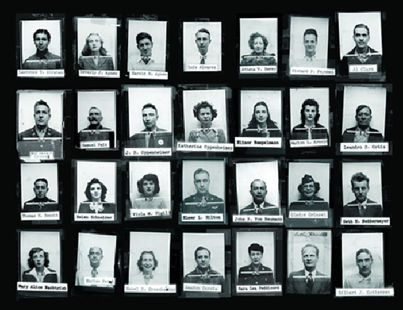 כמה ממשתתפי פרויקט מנהטן לפיתוח פצצת הביקוע | צילום: LANL / SCIENCE SOURCE / SCIENCE PHOTO LIBRARY