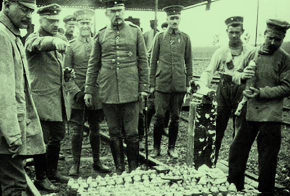 שילם מחיר אישי כבד על הזוועות שחולל. פריץ הבר (שני משמאל), מתדרך מפקדים על השימוש בגז | מקור: Science Photo Library