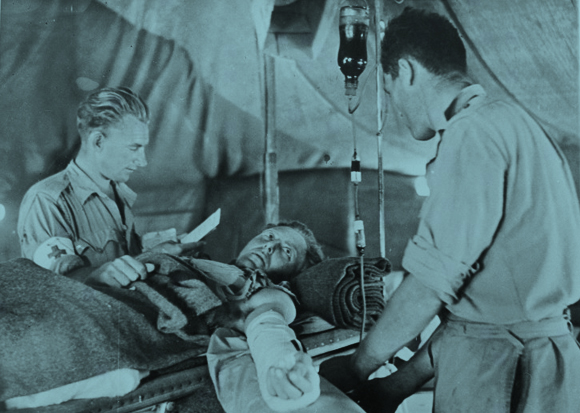 בנק הדם הראשון בהיסטוריה. חייל פצוע מקבל עירוי דם בבית חולים צבאי
