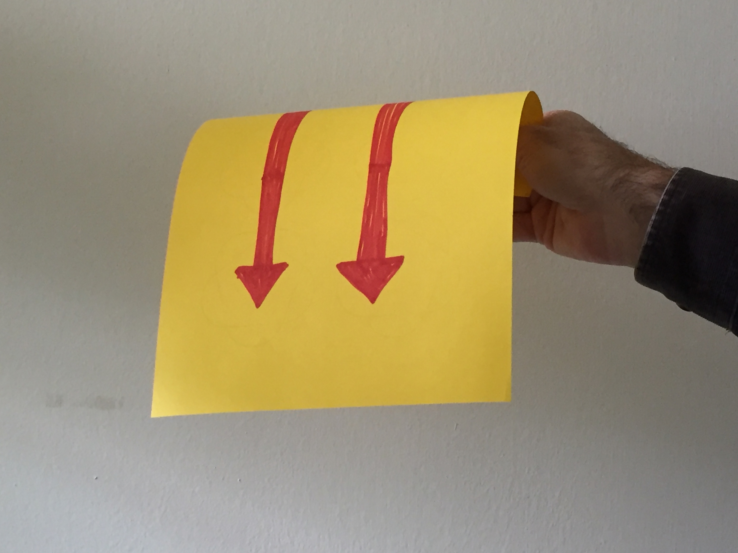 נייר המוחזק במקביל לקרקע כך שכוח המשיכה פועל במאונך למשטח שלו מתכופף בקלות | צילום: איילת אלבנדה.