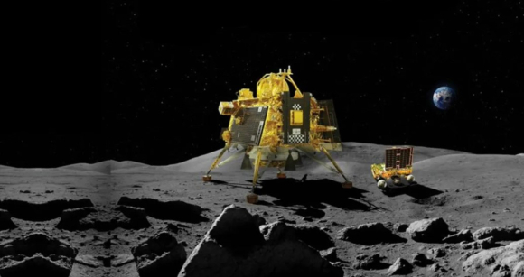 נחיתה מוצלחת ראשונה באזור הקוטב הדרומי של הירח. הדמיה של הנחתת ורכב השטח הזעיר של משימת צ'נדריאן 3 על פני הירח | מקור: ISRO