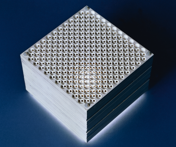 הגביש מסיט את הקרניים המוחזרות כך שהן נפגשות זו עם זו, וההתאבכויות יוצרות צבעים חדשים. גביש פוטוני במעבדתו של יבלונוביץ' | צילום מאתר המעבדה של אלי יבלונוביץ', באדיבותו