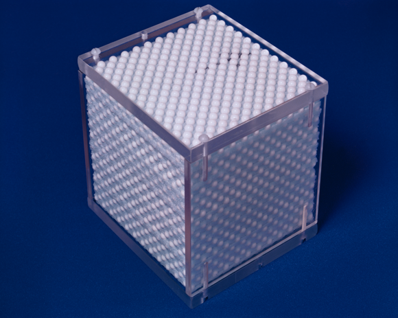 ייצור של גביש פוטוני תלת-ממדי הוא משימה מאתגרת הדורשת דיוק רב. גביש פוטוני במעבדתו של יבלונוביץ' | צילום מאתר המעבדה של אלי יבלונוביץ', באדיבותו