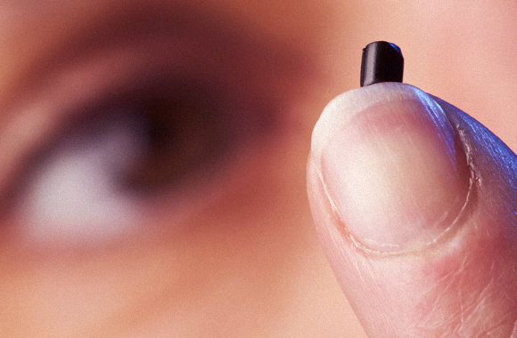 החומר נחשב תחילה רק בסיס למבנים אחרים כמו צינוריות פחמן זעירות. הגליל בתמונה מכיל מיליוני צינוריות כאלה | צילום: Science Photo Library