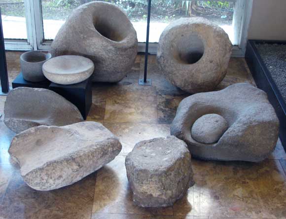 אכלו דגנים וקטניות ביישובי קבע. מכתשים ואבני ריחיים מהתרבות הנאטופית שנמצאו בנחל אורן בכרמל | צילום: Hanay, ויקיפדיה