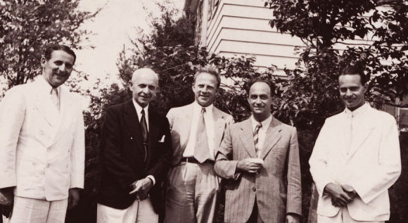 הקיץ האחרון יחד. חאודסמיט (משמאל) עם פרמי (במרכז) והייזנברג (שני מימין) במחנה הקיץ במישיגן | מקור: ארכיון פאולינג, אוניברסיטת אורגון