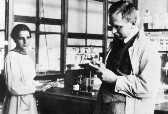 לא הסתדר בלעדיה. אוטו האן וליזה מייטנר בתחילת דרכם המשותפת ב-1913 | מקור: SMITHSONIAN INSTITUTION / SCIENCE PHOTO LIBRARY
