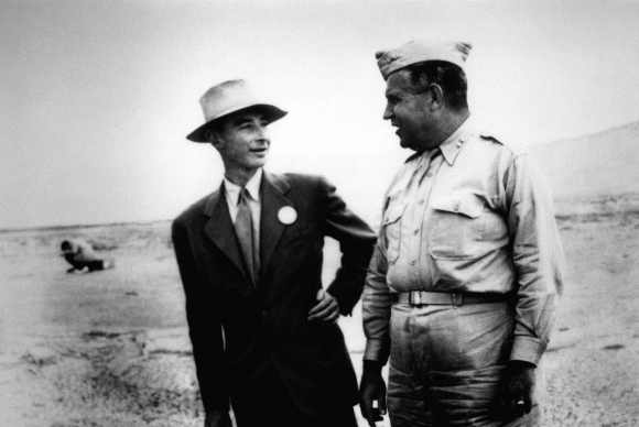 גרובס (מימין) ואופנהיימר בוחנים את את הפיצוץ בניסוי הגרעיני "טריניטי" | מקור: EMILIO SEGRE VISUAL ARCHIVES / AMERICAN INSTITUTE OF PHYSICS / SCIENCE PHOTO LIBRARY