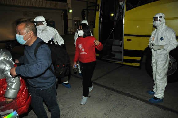 מדינות רבות בודקות נוסעים מסין. נוסעים מהעיר ווהאן נלקחים לבדיקה בעיר קליה במלזיה | צילום: Shutterstock
