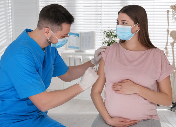חיסון קורונה לאישה הרה | צילום: New Africa, Shutterstock