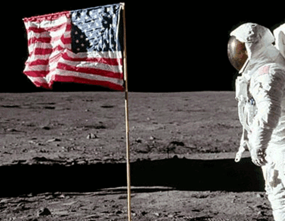 הדגל נראה מתנפנף, אך בפועל כמעט שאינו זז. כשהוא זז, זה מפני שהאסטרונאוטים נגעו בו | צילומים NASA